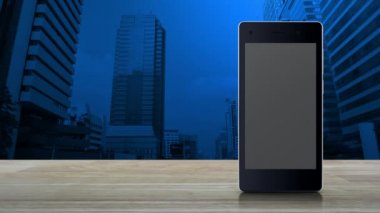 Harita nokta konum düğmesi modern akıllı cep telefonu ekranı ahşap masa üzerinde ofis kulesi ve gökdelen, harita işaretleyici çevrimiçi konsept