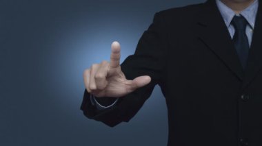 İşadamı güvenlik kalkanına basıyor ve gradyan açık mavi arkaplan, Teknoloji İnternet siber güvenliği ve anti virüs online konsepti üzerine düz simge çiziyor