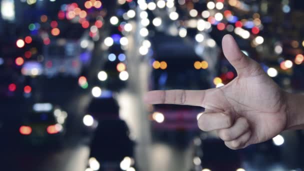 도시에 차들이 다니는 시내버스 비즈니스 개념이 신호등 카메라 아이콘을 놓았다 — 비디오
