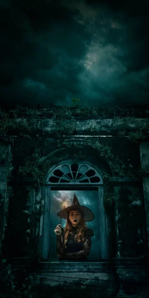 Bruxa Halloween Segurando Varinha Mágica Sobre Janela Castelo Antigo Lua — Fotografia de Stock
