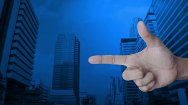 Modern ofis kulesi ve gökdelen üzerinde parmak üzerine düğme resmi çal, iş müziği çevrimiçi konsepti