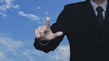 İş adamı, beyaz bulutlu düz gökyüzü üzerine düz simge indirmeye çalışıyor. Teknoloji İnternet konsepti.