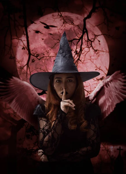 Sorcière Halloween Avec Ailes Montrant Signe Silence Avec Doigt Sur — Photo