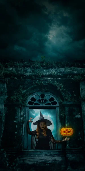 Halloween Boszorkány Tök Szörny Fejét Áll Ősi Kastély Ablaka Telihold — Stock Fotó