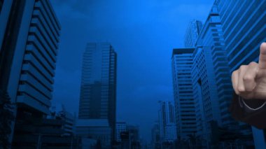 İş adamı modern ofis kulesi ve gökdelen üzerine hukuk dairesi ikonu bastırıyor, iş hukuku hizmeti kavramı