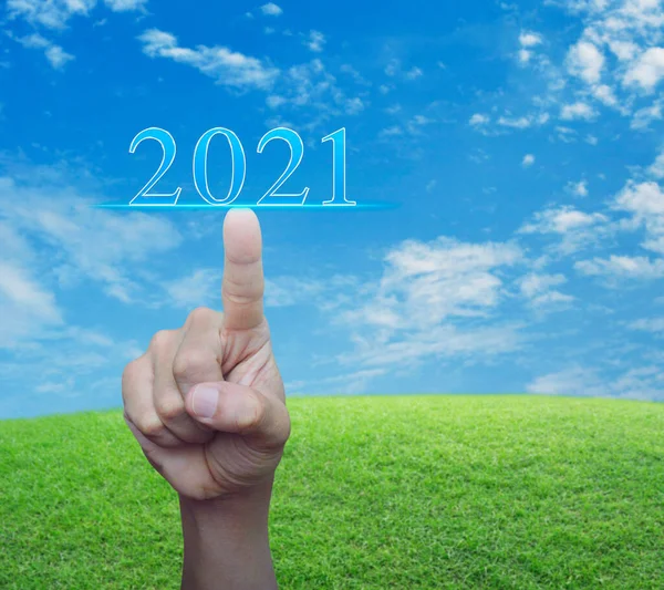 手压2021年青草地上的文字 蓝天白云 生意兴隆2021年的概念 — 图库照片