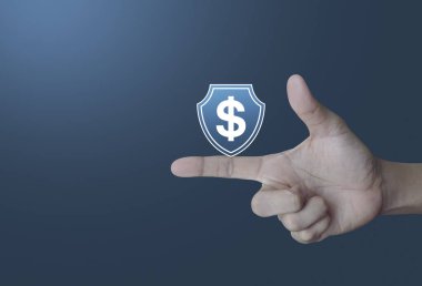 Kalkan düz simgesi ile el sıkışan dolar ışık gradyan mavi ton arka plan, iş parası sigortası ve çevrimiçi koruma kavramı