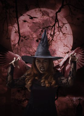 Çarmıha gerilmiş kanatlı korkunç cadılar bayramı cadısı, kilise, karga, kuşlar, ölü ağaç, dolunay ve bulutlu gökyüzü, Cadılar Bayramı gizemi