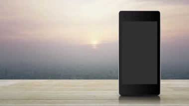 Güç düğmesi düz simgesi modern akıllı cep telefonu ekranında ahşap masa üzerinde ve günbatımında gökdelen, klasik tarzda, iş kurma online konsepti