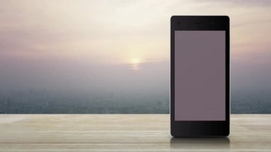 Kapalı devre kamera yassı simgesi modern akıllı cep telefonu ekranında ahşap masa üzerinde ve günbatımında gökdelen, klasik tarz, iş güvenliği ve güvenlik online konsepti