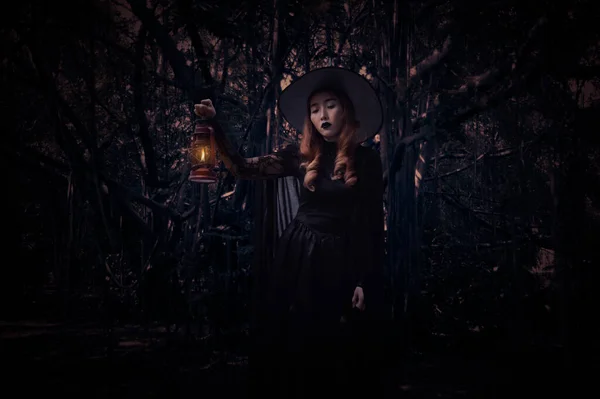 Halloween Czarownica Gospodarstwa Starożytnej Lampy Stojącej Nad Upiornym Ciemnym Lesie — Zdjęcie stockowe