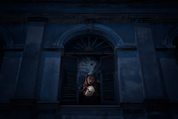 Хеллоуїн Відьма Тримає Череп Стоїть Старому Пошкодженому Вікні Стіною Над — стокове фото