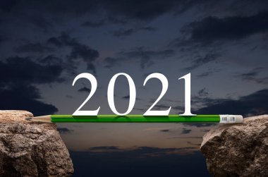 Günbatımı gökyüzünde yeşil kalemle 2021 beyaz metin, iş başarı stratejisi planlama konsepti, mutlu yıllar 2021 takvim kapağı