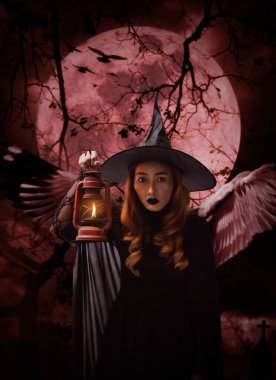 Kanatları olan cadılar bayramı cadısı haçın üzerinde duran antik lambayı, kilise, karga, kuşlar, ölü ağaç, dolunay ve bulutlu gökyüzü, Cadılar Bayramı gizemi kavramı