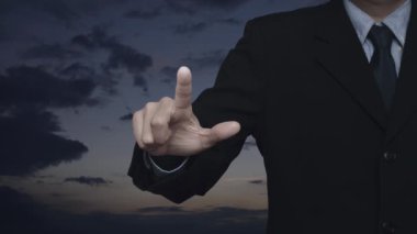 İş adamı, günbatımı gökyüzü, teknoloji internet siber güvenliği ve anti virüs konseptiyle güvenlik kalkanına basıyor.