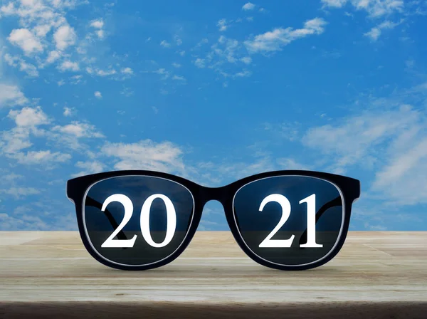 2021 White Text Black Eye Glasses Wooden Table Blue Sky — Stock Photo, Image