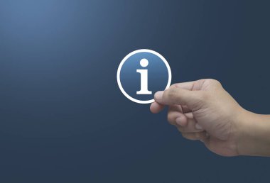 Açık mavi arkaplan, iş dünyası müşteri hizmetleri ve destek kavramları üzerinde parmaklarda elle tutulan bilgi simgesi düz simgesi