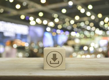 Tahta blok küpüne düz simge yükle. Bulanık ışık ve alışveriş merkezinin gölgesi üzerine. Teknoloji internet konsepti.