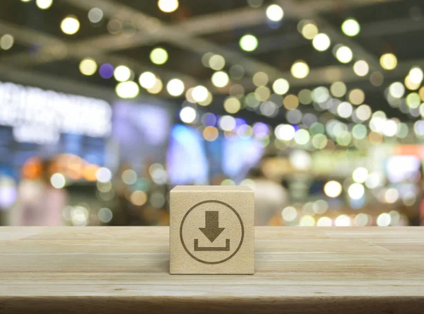 Tahta blok küpüne düz simge yükle. Bulanık ışık ve alışveriş merkezinin gölgesi üzerine. Teknoloji internet konsepti.