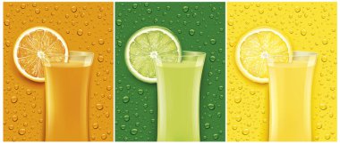 Taze meyve dilimli meyve suyu bardağı ve farklı renklerde meyve suyu damlaları.