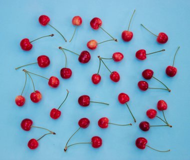 Mavi arka planda kırmızı çilekler