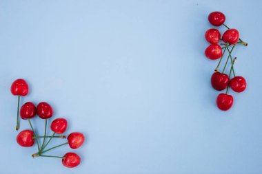 Mavi arka planda kırmızı çilekler