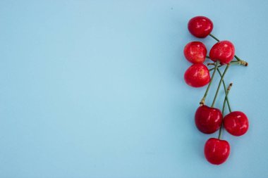 Mavi arka planda kırmızı çilekler