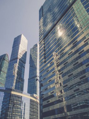 İşyeri binalarının büyük şehirde alttan görünüm