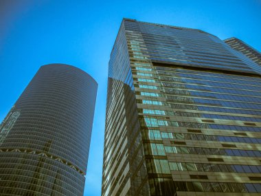 Büyük şehirde gökdelenlerin alttan görünüm