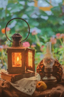 Retro lambalar. Vintage Lighting. Pencerenin dışında yağmurlu bir gün