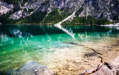 Brajes Gölü Dolomitleri 'ndeki berrak sular