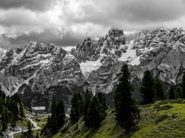 9 Eylül 2019 - Cristallo Dağı ve iki buzulu, Prato Piazza, Dolomites 'in manzarası