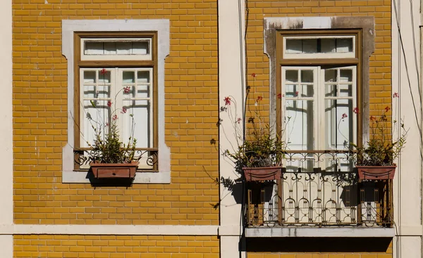 Lizbon 'da geleneksel bina cephesi - Portekiz