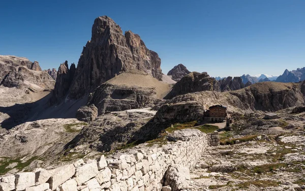 Dolomitler 'de yüksek irtifada 1. Dünya Savaşı askeri binası harabeleri. Arka planda Croda dei Toni Dağı ve Pian di cengia sığınağı var. 4 Eylül 2019' da vuruldu.