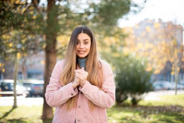 Parkta poşetlenen genç güzel bir kadın.  