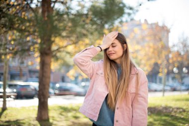 Genç güzel bayan parkta bir şey unutmuş.  