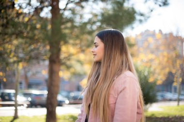 Parktaki genç ve güzel kadın.  