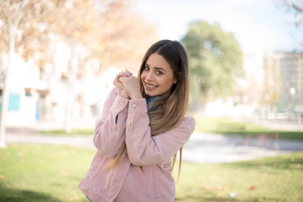 Parkta Gülümseyen Pembe Ceketli Güzel Sarışın Kadın — Stok fotoğraf