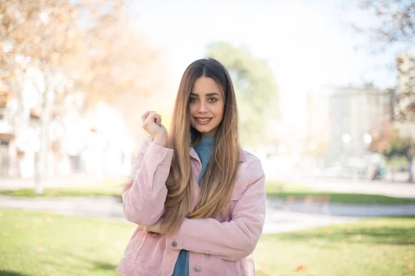 Parkta Gülümseyen Pembe Ceketli Güzel Sarışın Kadın — Stok fotoğraf