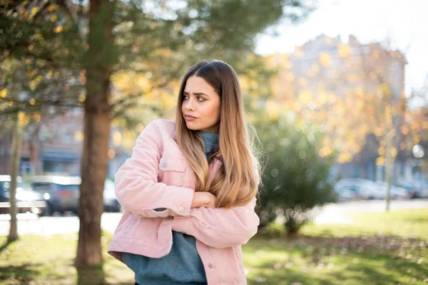 Jonge Mooie Vrouw Kijken Weg Het Park — Stockfoto