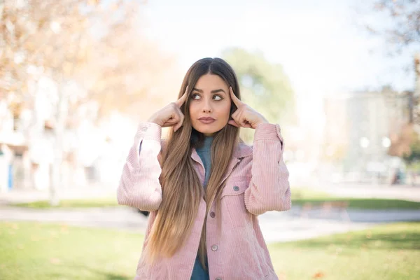 Jong Mooi Blond Vrouw Dragen Roze Jas Denken Het Park — Stockfoto