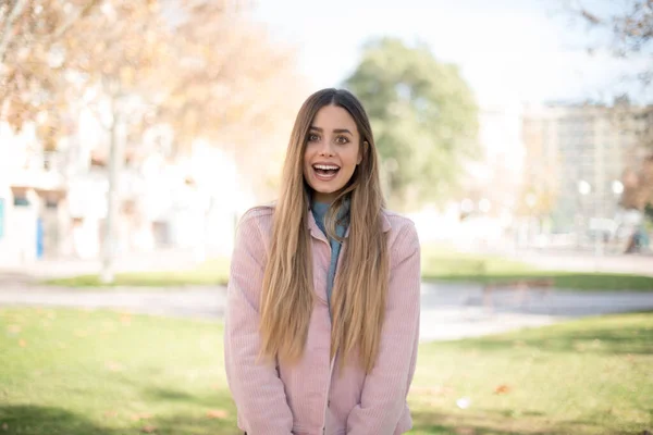 Joyful Charmante Blonde Vrouw Draagt Roze Jas Houdt Handen Naar — Stockfoto