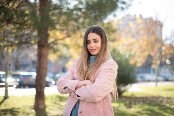 Kolları Açık Havada Duran Neşeli Yeşil Gözlü Genç Bir Kadının — Stok fotoğraf