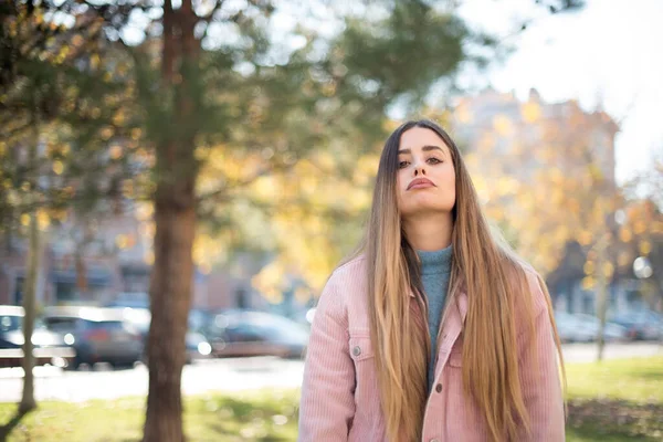 Parkta Pembe Ceketli Güzel Sarışın Kadın — Stok fotoğraf