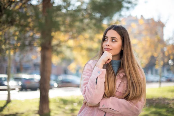 Hüzünlü, genç bir kadının yüzünün birbirine baktığını, önemli bir şeyi düşünürken üzgün olduğunu ve el ele durduğunu düşün. Sarışın kadın dışarıda duruyor..