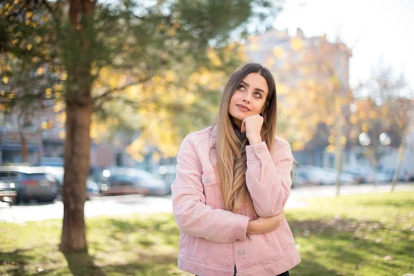 Hüzünlü, genç bir kadının yüzünün birbirine baktığını, önemli bir şeyi düşünürken üzgün olduğunu ve el ele durduğunu düşün. Sarışın kadın dışarıda duruyor..