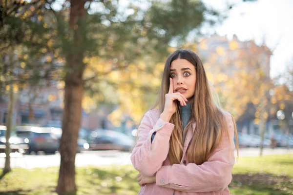 Genç Güzel Bir Kadın Parkta Şok Oldu — Stok fotoğraf