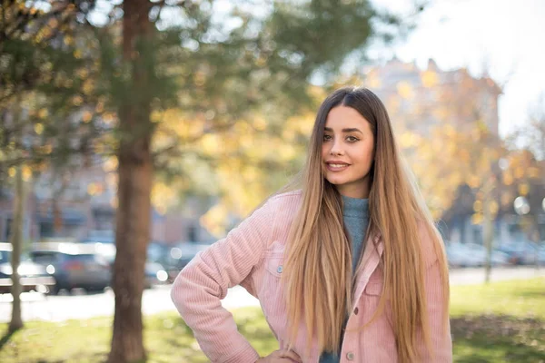 Parkta gülümseyen güzel bir kadın.  