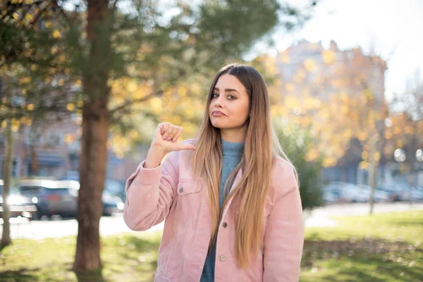 Parkta kendini gösteren genç ve güzel bir kadın.  