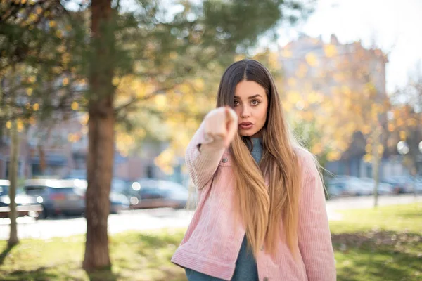 Pembe Ceketli Güzel Sarışın Kadın Parkı Işaret Ediyor — Stok fotoğraf